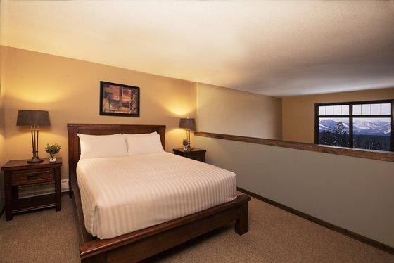 Glacier Mountaineer Lodge Golden Room photo