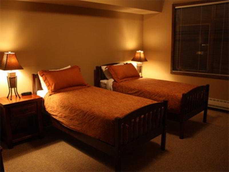 Glacier Mountaineer Lodge Golden Room photo
